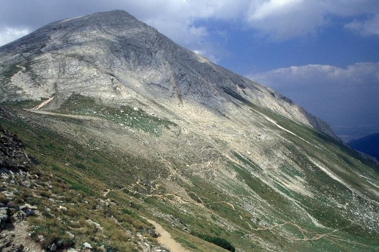 Yüzlerce zirvesi olan Pirin Sıradağları