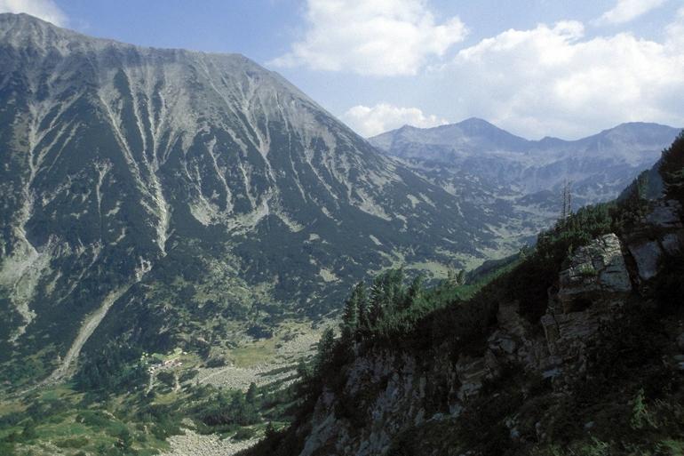 Yüzlerce zirvesi olan Pirin Sıradağları