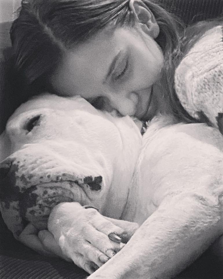 Alina Boz köpeğine böyle veda etti: Huzur içinde uyu pamuk kalplim
