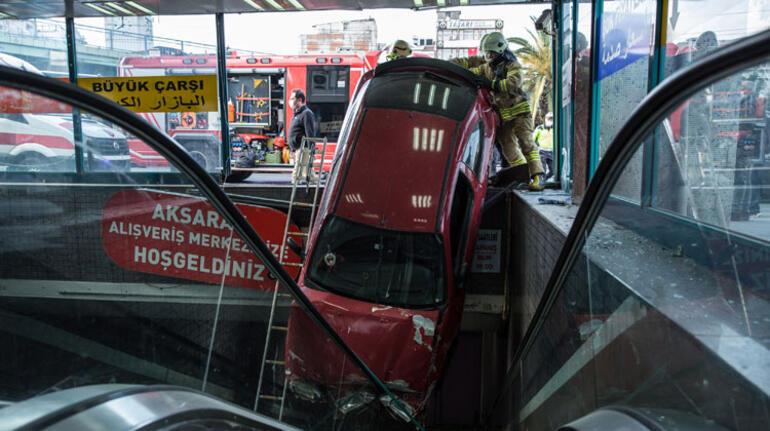 İstanbulda faciadan dönüldü Yeraltı çarşısının merdivenlerine otomobil düştü