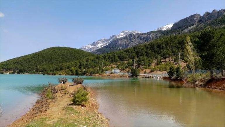 Kar suları ile oluşan baraj gölü görsel şölen sunuyor