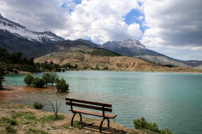 Kar suları ile oluşan baraj gölü görsel şölen sunuyor