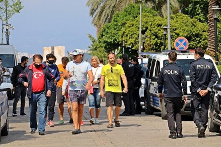 Tatil için geldikleri Antalya’da paraları biten Ruslar soluğu konsoloslukta aldı