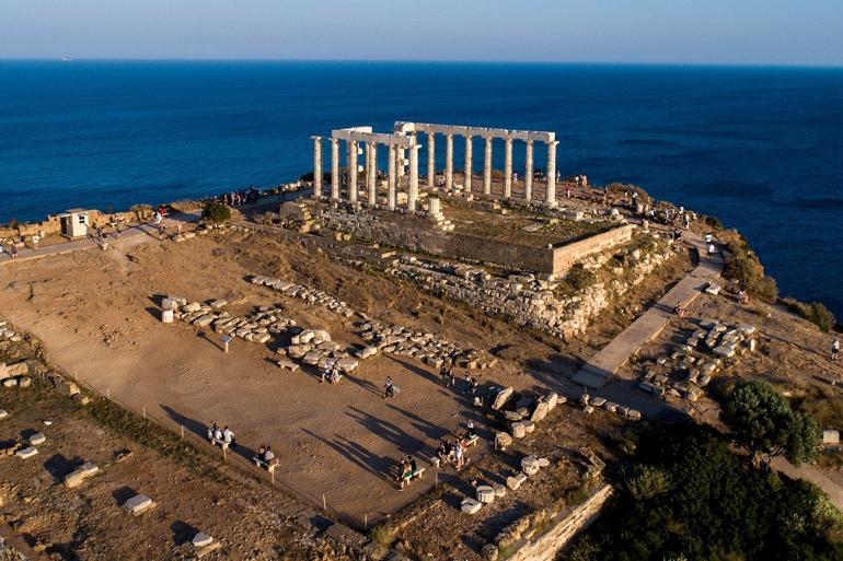 Ege Denizi'ne tepeden bakan Poseidon Tapınağı