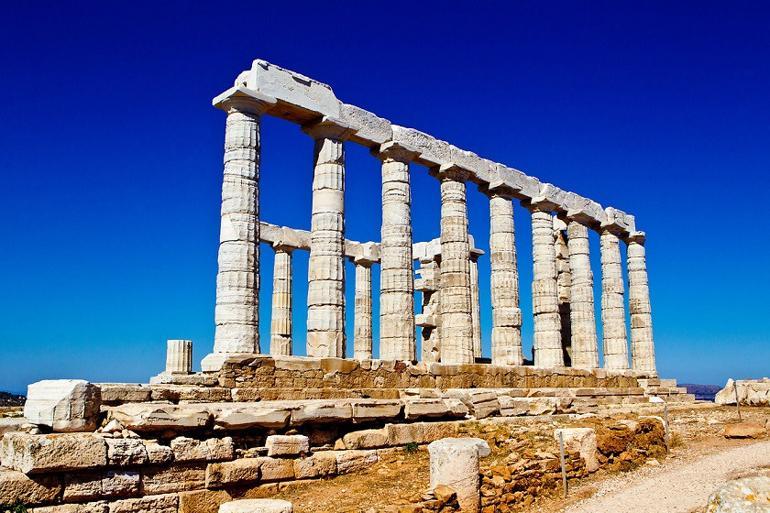 Ege Denizi'ne tepeden bakan Poseidon Tapınağı