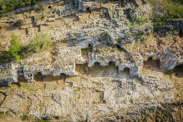 Yunushan Gelinler Dağı Roma Nekropolü ve Kaya Mezarları