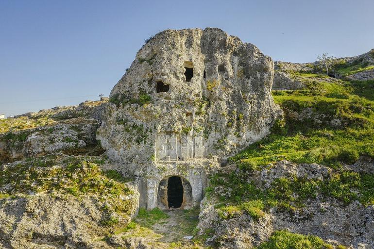 Yunushan Gelinler Dağı Roma Nekropolü ve Kaya Mezarları