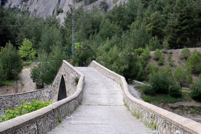 Kahramanmaraş'ın sembolü Taş Köprü'de koronavirüs sessizliği