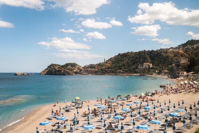 Akdeniz’in tatil cennetinden şaşırtan karar! Uçak ve otel harcamalarının yarısını karşılıyorlar…