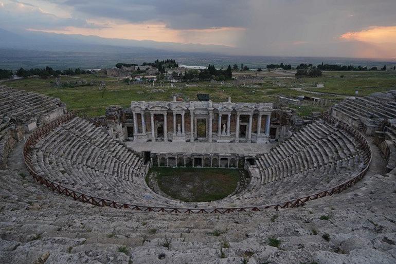 Hierapolis Antik Kenti'nde çiçeklerle görsel şölen
