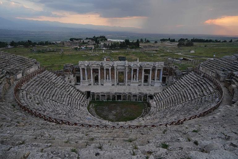 Hierapolis Antik Kentinde çiçeklerle görsel şölen