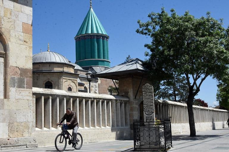 Vatandaşlar Mevlana Müzesi'nin ziyarete açılacağı günü bekliyor