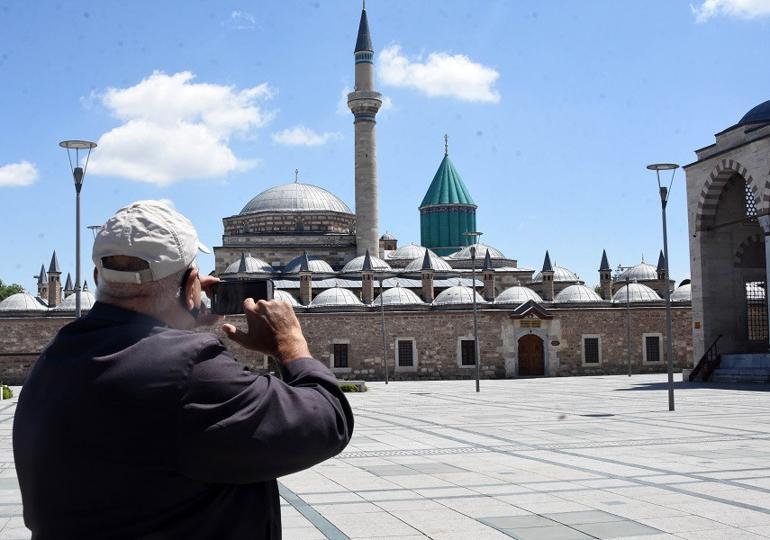 Vatandaşlar Mevlana Müzesi'nin ziyarete açılacağı günü bekliyor