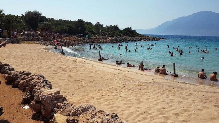 Plajındaki kumlarının Mısır'dan gemilerle getirildiğine inanılan Sedir Adası