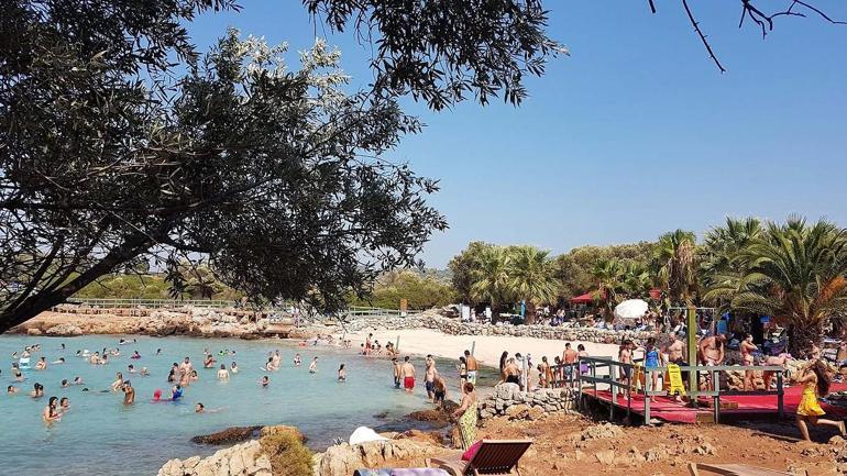 Plajındaki kumlarının Mısır'dan gemilerle getirildiğine inanılan Sedir Adası