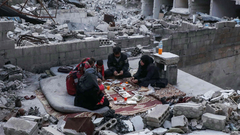 İdlib'de, ateşkesten sonra evlerine dönen siviller, yıkıntılar üzerinde iftar yapıyor