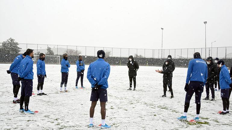 Erzurumspor, kar yağışı altında antrenmanlara başladı