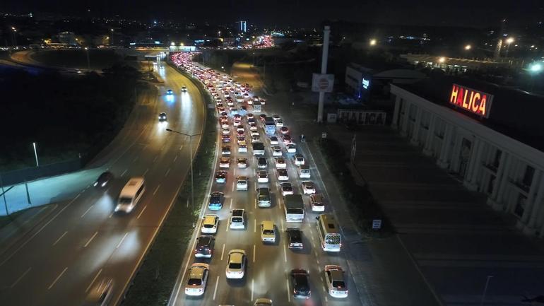 Yasak bitti, Bursada gece yarısı trafik oluştu