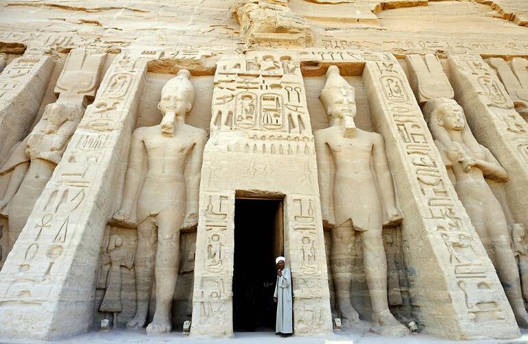 Ramses'in, eşine aşkını göstermek için yaptırdığı tapınak: Ebu Simbel