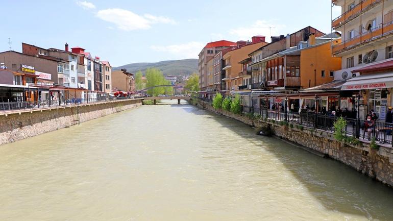 Çoruh nehri artan debisiyle Bayburt'u Venedik'e benzetti