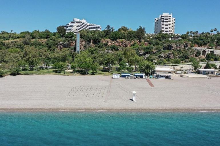 Antalya'nın dünyaca ünlü Konyaaltı Plajı'nda deniz keyfi sosyal mesafeli olacak