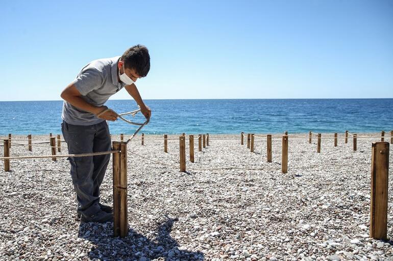 Antalya'nın dünyaca ünlü Konyaaltı Plajı'nda deniz keyfi sosyal mesafeli olacak