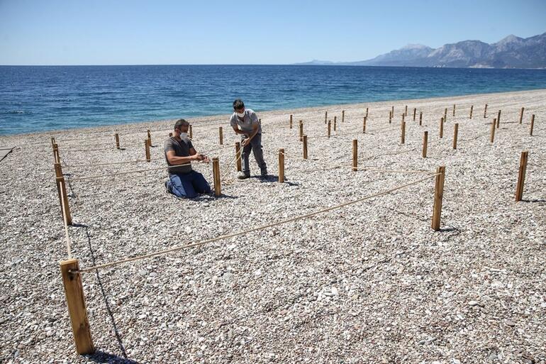 Antalya'nın dünyaca ünlü Konyaaltı Plajı'nda deniz keyfi sosyal mesafeli olacak