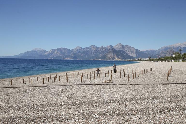 Antalya'nın dünyaca ünlü Konyaaltı Plajı'nda deniz keyfi sosyal mesafeli olacak