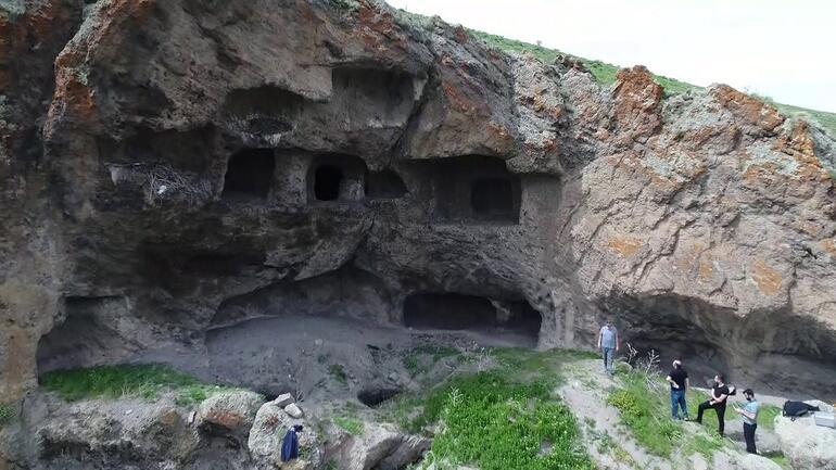 Erzurum’daki kaya mezarlıklarının sırrı çözülüyor! Defineciler tarafından büyük zarar görmüştü...