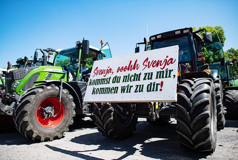 Traktörler tren istasyonunda