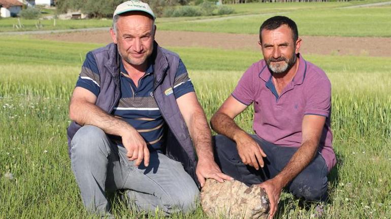 Tarlada bulduğu gök taşını satıyor Tam 68 kilo...