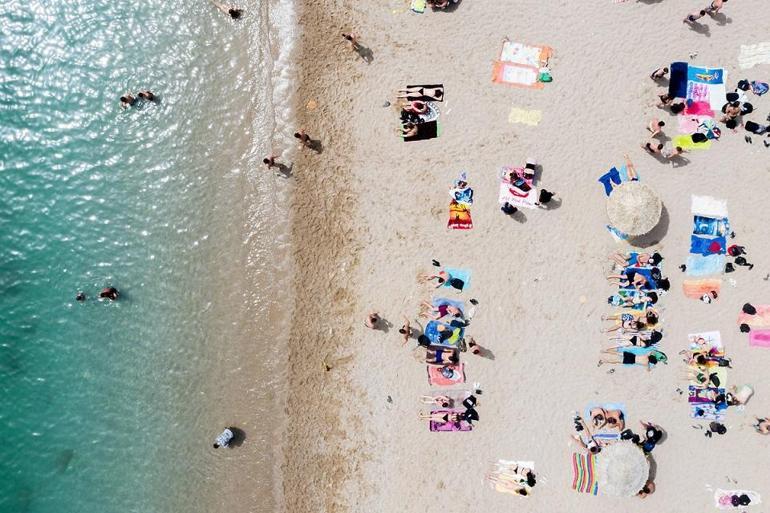 Yunanistan'da normalleşme sürecinde plajlar açıldı