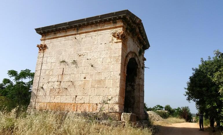 Roma zenginlerinin anıt mezarları zamana direniyor
