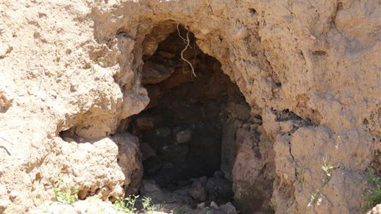 3 bin yıllık Hıdırbaba Höyüğüne defineciler zarar verdi