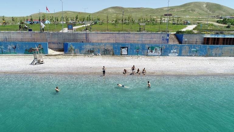 Van Gölü'ndeki mavi bayraklı halk plajı, yeni sezon için hazır