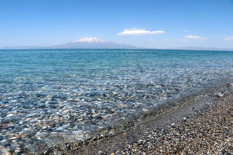 Van Gölü'ndeki mavi bayraklı halk plajı, yeni sezon için hazır