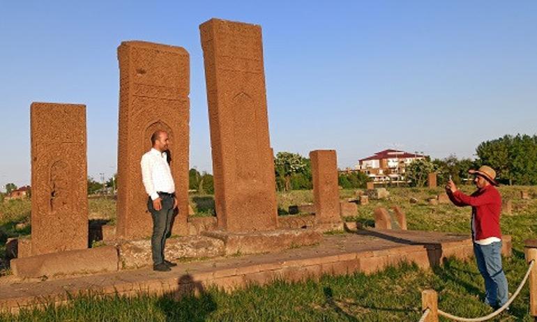 Dünyanın en büyük İslam mezarlığı yeniden kapılarını açtı