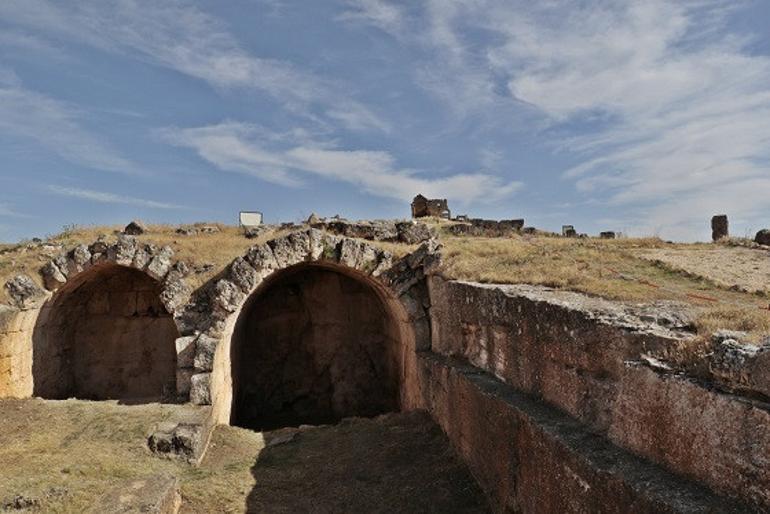 Zerzevan kalesinde milimetrik hesaplarla yapılan su kanalı gizemini koruyor