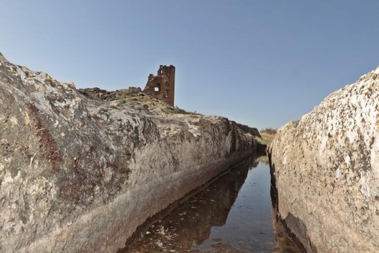 Zerzevan kalesinde milimetrik hesaplarla yapılan su kanalı gizemini koruyor