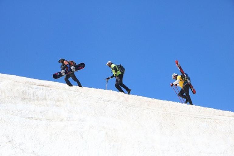 Berçelan Yaylası'nda haziranda snowboard