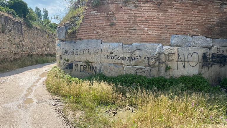 2 bin yıllık surlara, sprey boyayla yazı ayıbı sürüyor