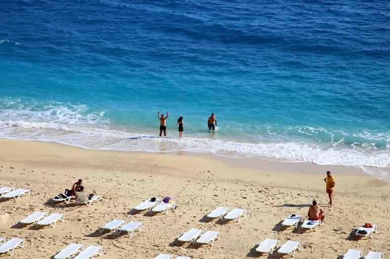 Dünyaca ünlü Kaputaş Plajı'nda sosyal mesafeli yeni düzen