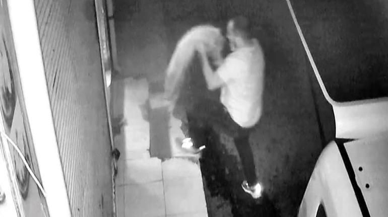 Yaptıkları hırsızlığı birbirlerini öperek kutladılar