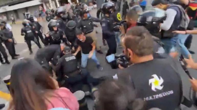 Polisin üzerine benzin döküp ateşe verdiler!