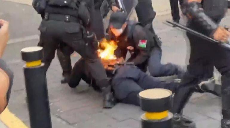 Polisin üzerine benzin döküp ateşe verdiler!