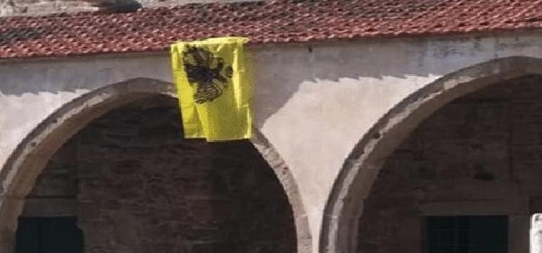 Güney Kıbrıs’ta ikinci provokasyon! Tuzla Camisi'ne Bizans bayrağı astılar