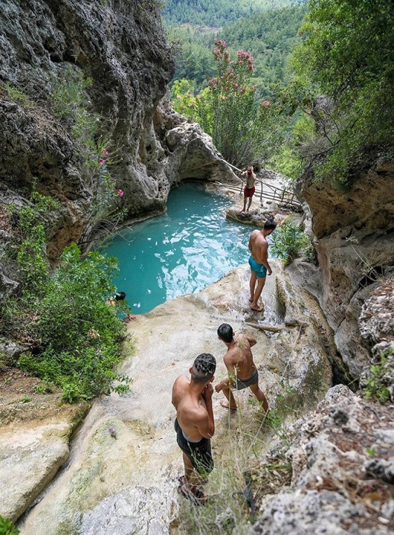 Antalya'nın 'kral havuzu' yerli turistlerin akınına uğradı