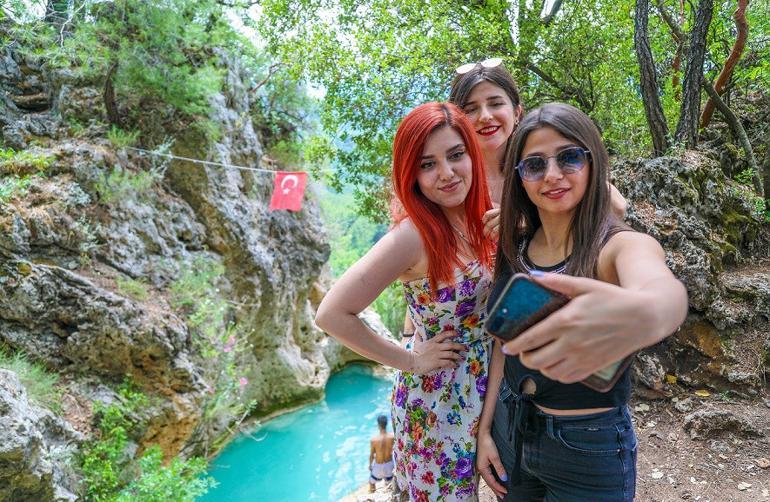 Antalya'nın 'kral havuzu' yerli turistlerin akınına uğradı