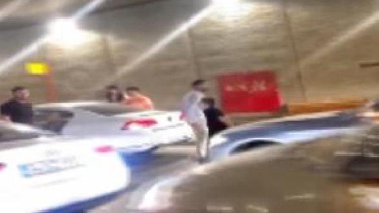 Yolu kapatıp maskesiz, sosyal mesafesiz asker uğurladılar