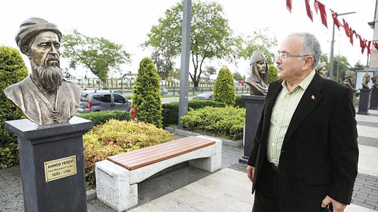 Yanlış Ertuğrul Gazi büstü iki müdürle birlikte gitti